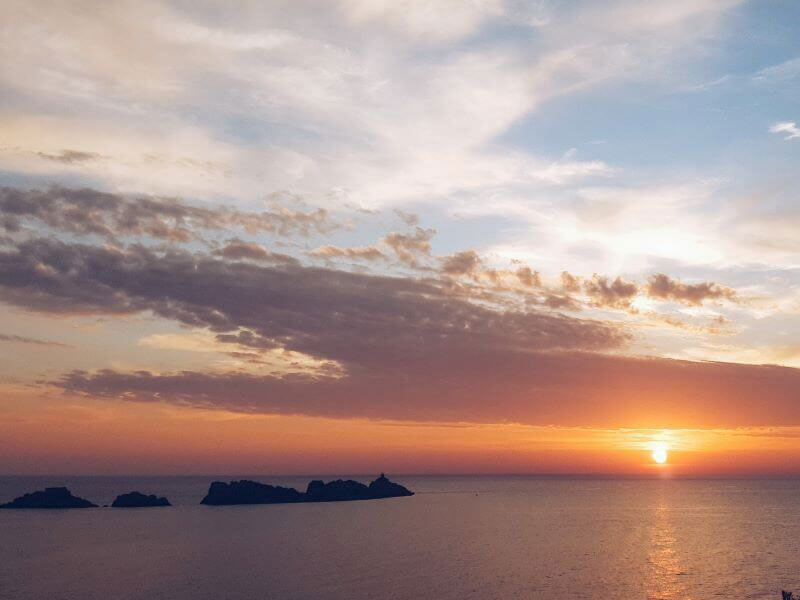 Cinco razones por las cuales se enamorará en la puesta de sol en el Royal Resort