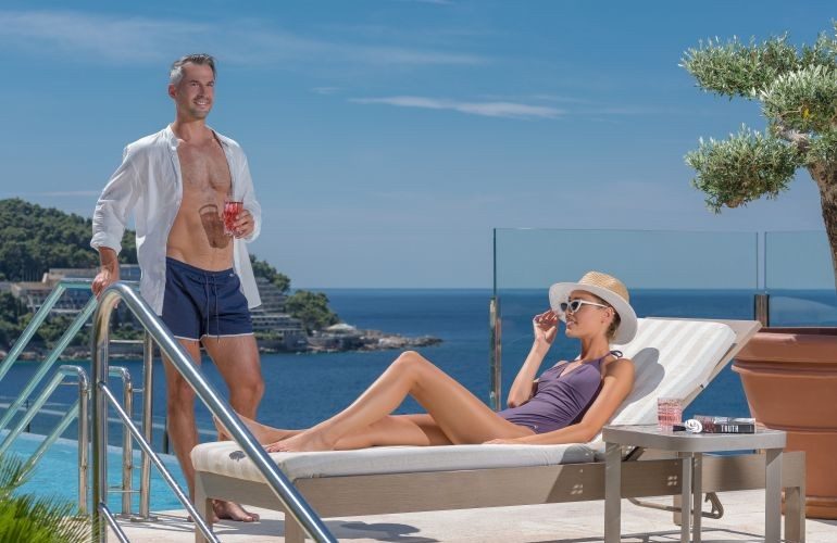 Par uživa u fleksibilnom boravku uz more u Royal Dubrovnik Resortu s pogledom na bazen i Jadransko more